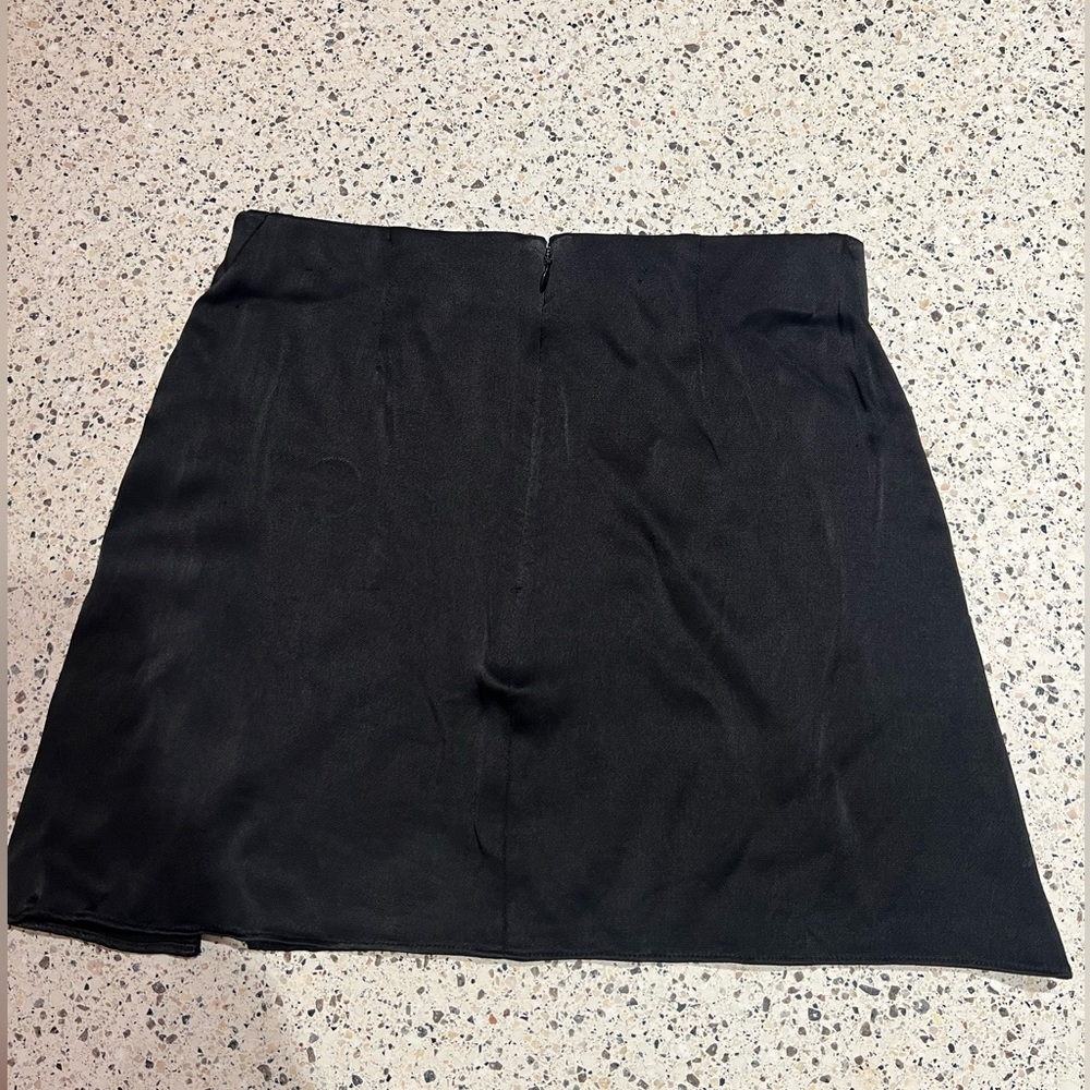 Aritzia | Patio Satin Mini Skirt in Black - Size 6 - Picture 2 of 7
